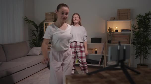 Δύο Έφηβα Κορίτσια Ηχογραφούν Χορό Για Μέσα Κοινωνικής Δικτύωσης — Αρχείο Βίντεο