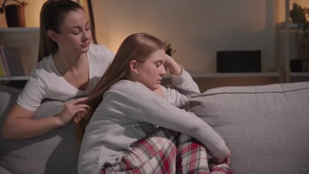 Молодая Женщина Утешает Грустную Сестру Заставляет Улыбаться Концепция Депрессии Потерь — стоковое видео