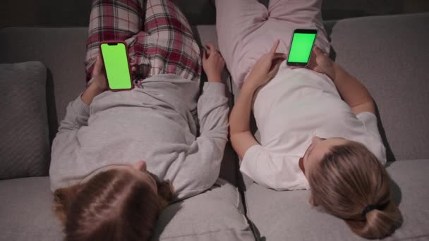 Вид Сверху Двух Девочек Подростков Телефоном Зеленым Экраном Молодые Женщины — стоковое видео