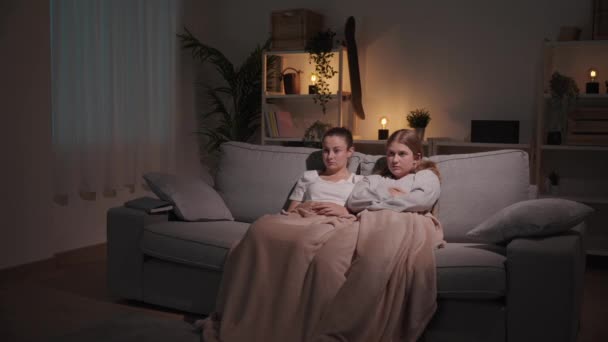 Evde Kanepede Otururken Yıldırımdan Veya Fırtınadan Korkan Iki Genç Kadın — Stok video