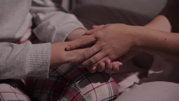 Κλείσιμο Των Γυναικείων Χεριών Παρηγορητικό Φίλο Νύχτα — Αρχείο Βίντεο