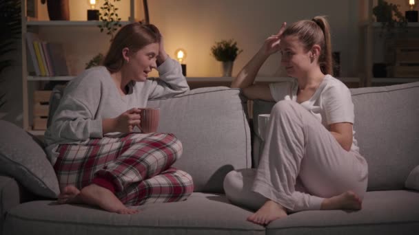 Unga Kvinnor Pratar Soffan Och Dricker Kaffe Natten — Stockvideo