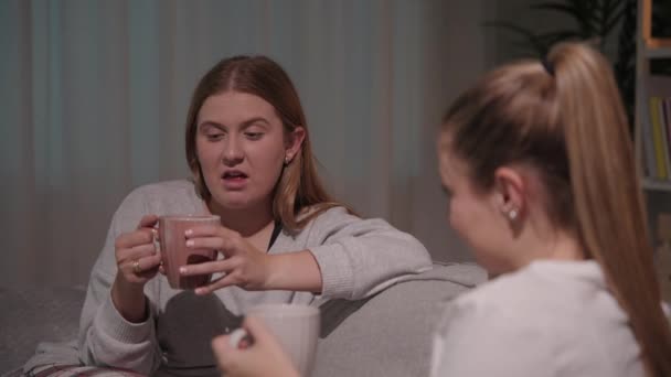 Genç Bir Kadın Kız Kardeşiyle Arkadaşıyla Dedikodu Yapıyor — Stok video