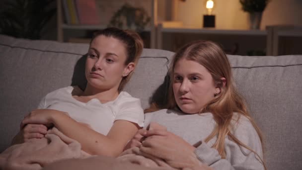 Två Unga Kvinnor Sitter Soffan Natten Rädda För Åska Eller — Stockvideo