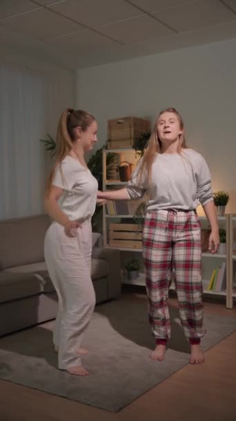 Δύο Έφηβα Κορίτσια Ηχογραφούν Χορό Πρόκληση Για Μέσα Κοινωνικής Δικτύωσης — Αρχείο Βίντεο