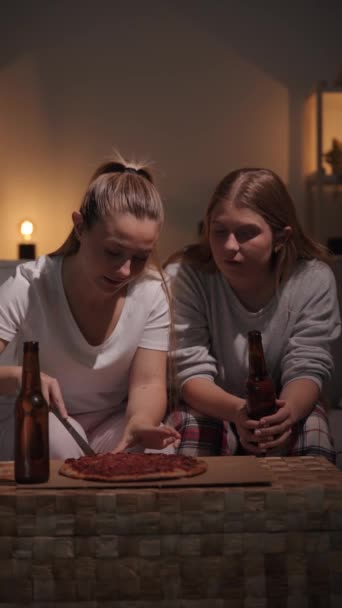 少女们吃比萨饼 妇女在夜间切和分享披萨 — 图库视频影像