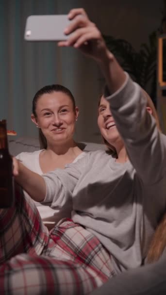 Δύο Νεαρές Γυναίκες Έχουν Βιντεοκλήση Στο Τηλέφωνο Νύχτα Επηρεαστές Live — Αρχείο Βίντεο