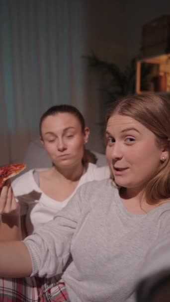 Αδερφές Έχουν Βιντεοκλήση Προβολή Κάμερας Δύο Γυναικών Ζωντανή Μετάδοση Νύχτα — Αρχείο Βίντεο