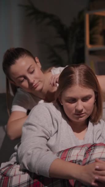 一个可悲的女人晚上坐在沙发上 少女安慰姐姐患有忧郁症 同性恋夫妇在家里 — 图库视频影像