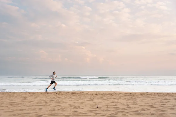 Güneşin Doğuşunda Plajda Koşan Sporcu Gökyüzünde Fotokopi Aletiyle Koşuyor Doğada — Stok fotoğraf
