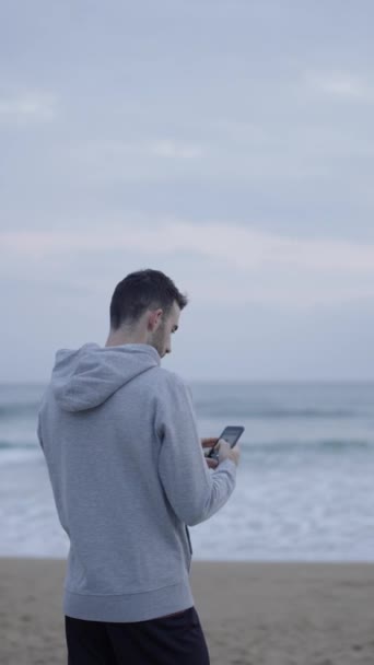 Sportovec Bere Selfie Pláž Mladý Muž Používá Telefon Moře — Stock video