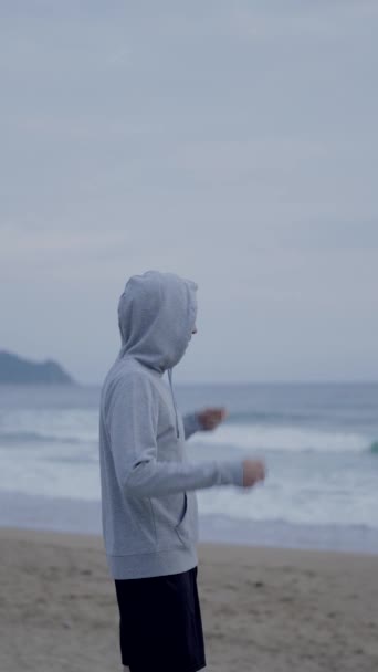 Běžec Přijíždí Pláž Vypadá Jako Mořský Plášť Sportovec Odstraňuje Kapuci — Stock video