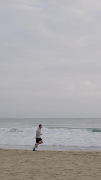Mladý Sportovec Běžící Pláži Muž Cvičí Venku — Stock video