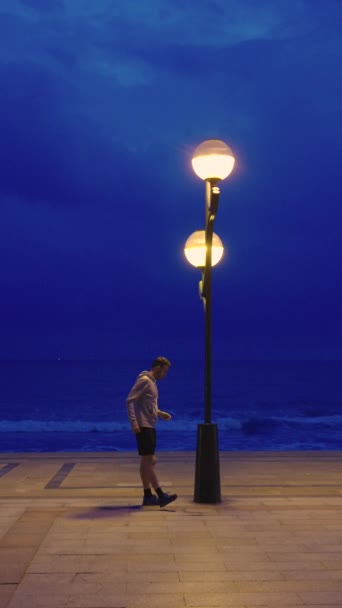 Corredor Masculino Que Estende Livre Noite Contra Luz Rua — Vídeo de Stock