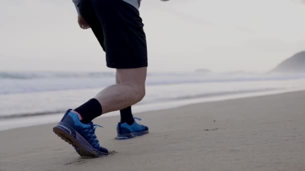 Nierozpoznany Biegacz Zaczyna Biegać Plaży Koncepcja Motywacji Sportu — Wideo stockowe