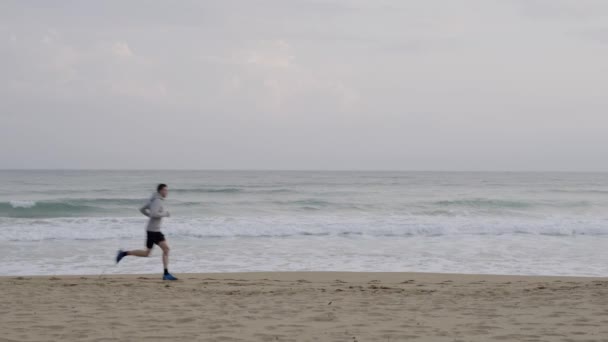 年轻的赛跑选手在海滩上训练 体育动机概念 — 图库视频影像