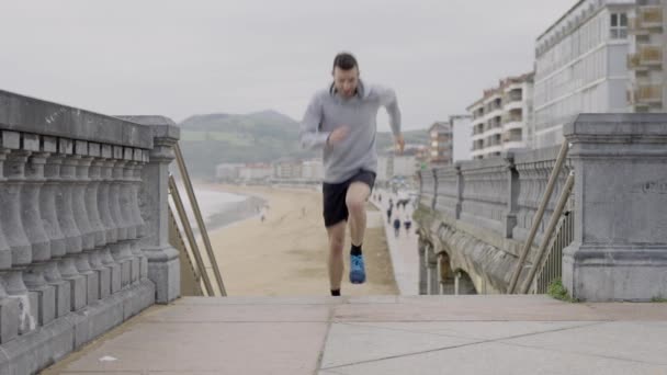 Erschöpfter Sportler Nach Dem Treppenlauf Männertrainingsreihe — Stockvideo