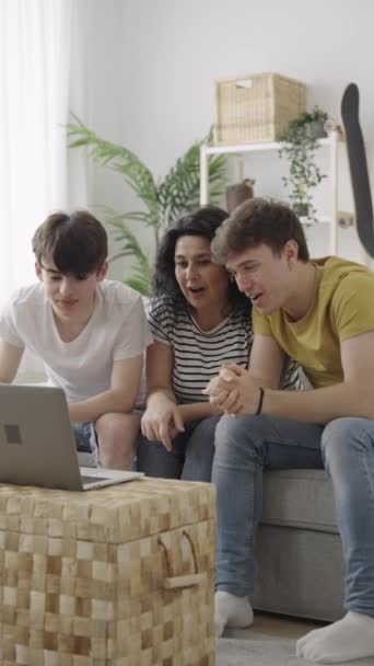 Mutter Und Zwei Söhne Teenageralter Telefonieren Laptop Familie Live Stream — Stockvideo