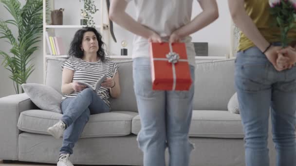 Tieners Geven Een Cadeau Aan Moeder Vrouw Ontvangt Geschenk Van — Stockvideo