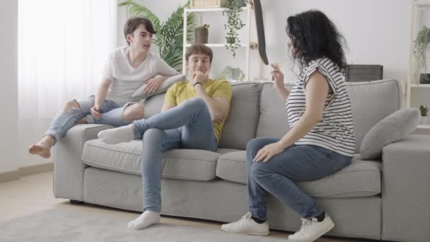 Mutter Und Söhne Diskutieren Hause Konzept Für Familien Und Jugendprobleme — Stockvideo