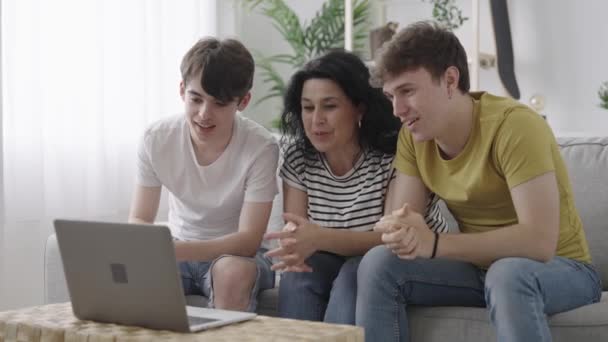 Mutter Und Teenager Söhne Mit Videoanruf Laptop Familienmitglieder Live Stream — Stockvideo