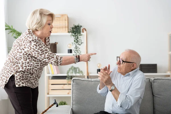 Mujer Enojada Amenazando Anciano Concepto Dificultades Relación Superior — Foto de Stock