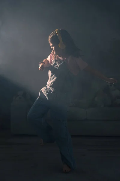 Dziewczynka Tańczy Zachodzie Słońca Salonie — Zdjęcie stockowe