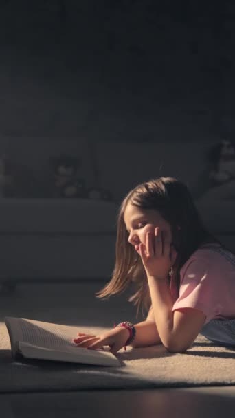 Petite Fille Lisant Coucher Soleil Avec Une Belle Lumière Enfant — Video