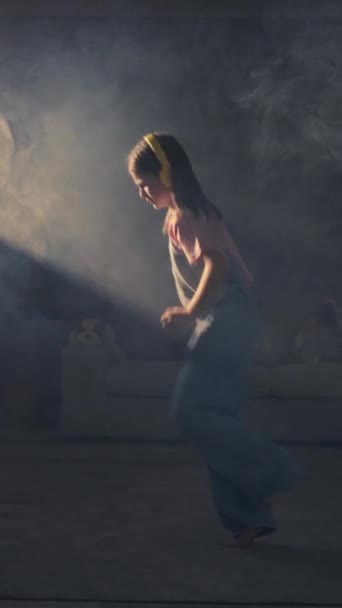Petite Fille Écoutant Musique Dansant Intérieur Coucher Soleil Enfant Insouciant — Video