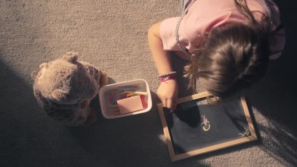 Draufsicht Auf Kinderzeichnung Auf Kreidetafel Mit Schönem Sonnenuntergangslicht Ideenreichtum Und — Stockvideo