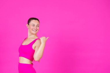 Formda bir kadın pembe renkli fotokopi alanına bakıp işaret ediyor..