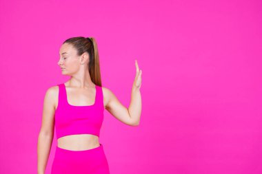 Sporcu kadın fotokopi çekmeyi reddediyor. Canı sıkkın genç bir kadın baştan çıkarmayı reddediyor..