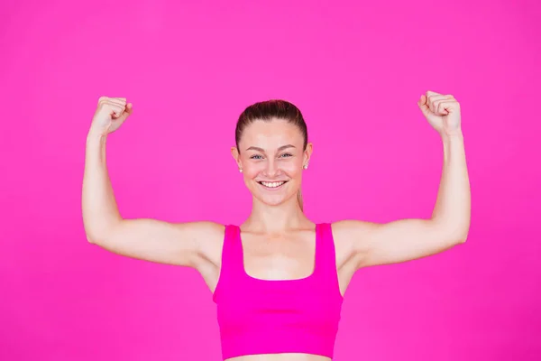 Desportista Sorridente Com Braços Levantados Mostrando Músculo Bíceps Jovem Mulher — Fotografia de Stock
