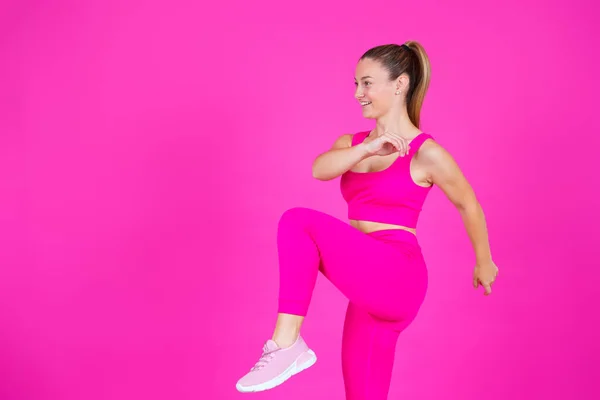 Femme Sportive Faisant Exercice Aérobie Isolé Sur Fond Rose Avec — Photo