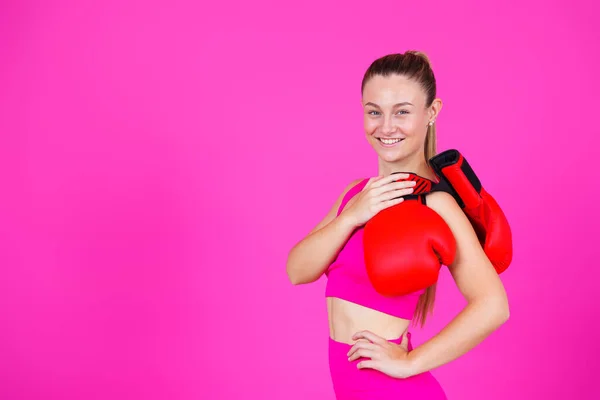 Portrait Jeune Boxeuse Isolée Sur Fond Rose Combattant Regardant Caméra — Photo