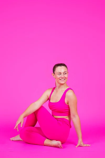 Insegnante Yoga Che Estende Seduto Sul Pavimento Isolato Sfondo Vibrante — Foto Stock