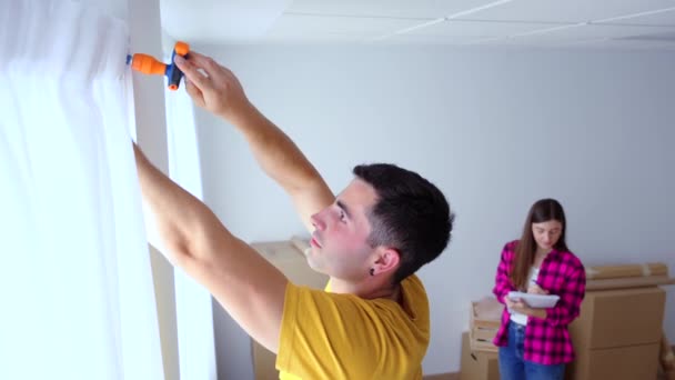 Hombre Joven Montando Cortinas Casa Nueva Decoración Mudanza Concepto Casa — Vídeo de stock