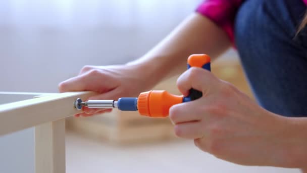 Fechar Mão Feminina Usando Chave Fenda Móveis Montagem — Vídeo de Stock