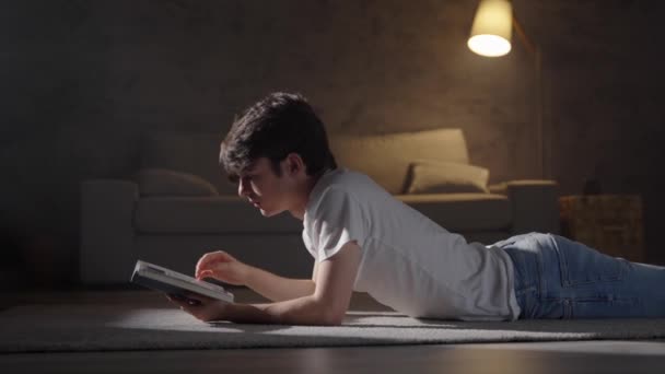 Geceleri Oturma Odasında Kitap Okuyan Sevimli Ergen Çocuk Evde Öğrenim — Stok video