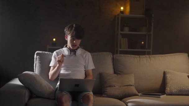 Έφηβος Που Κάνει Βιντεοκλήση Καθισμένος Στον Καναπέ Νεαρός Που Μιλάει — Αρχείο Βίντεο