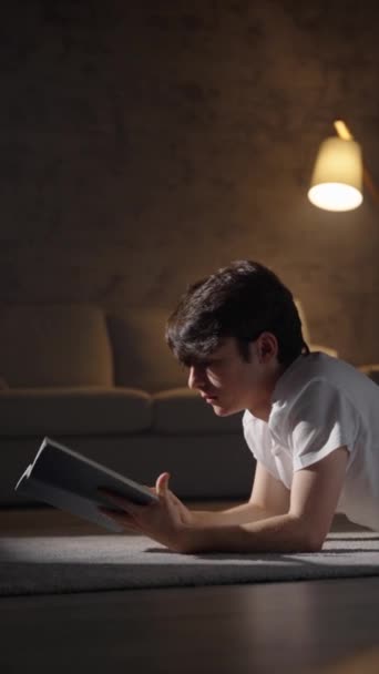 Teenagedrengen Læser Bog Natten Person Der Studerer Hjemme – Stock-video