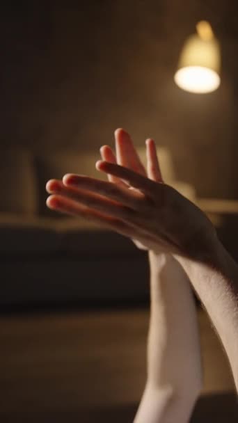 Κλείσιμο Των Χεριών Που Κάνουν Απαλές Κινήσεις Και Χορεύουν Αργά — Αρχείο Βίντεο