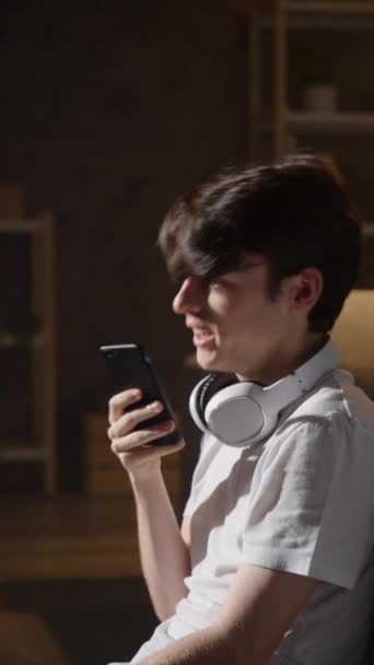 Roztomilý Teenager Který Posílá Hlasovou Zprávu Telefonu Připomenutí Záznamu Mladé — Stock video