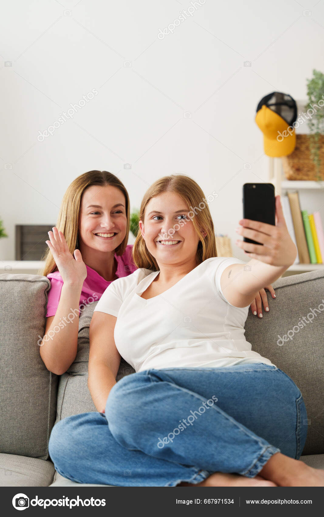 Duas Mulheres Jovens Vivo Streaming Usando Telefone Adolescentes Fazendo  Videochamada — Foto © Egoitzbengoetxea #667971534