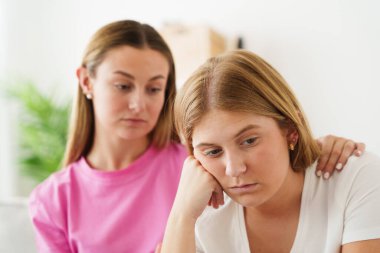 Depresyonda olan genç bir kadın ve onu teselli eden bir arkadaşı. Üzüntü ve ruh sağlığı konsepti