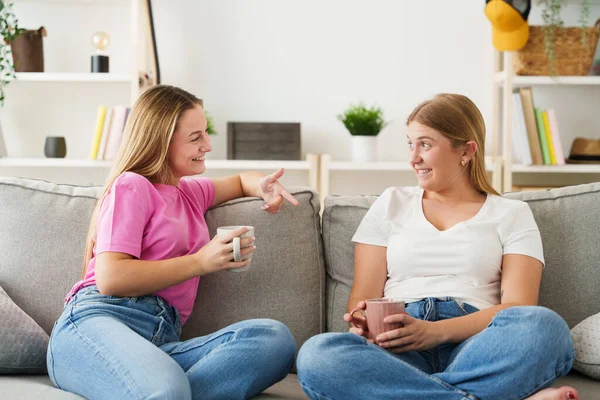 Dos Amigas Hablando Sentadas Sofá Mujeres Jóvenes Adultas Conversando — Foto de Stock