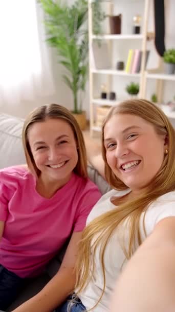 Punto Vista Cámara Dos Mujeres Jóvenes Que Tienen Videollamada Teléfono — Vídeo de stock