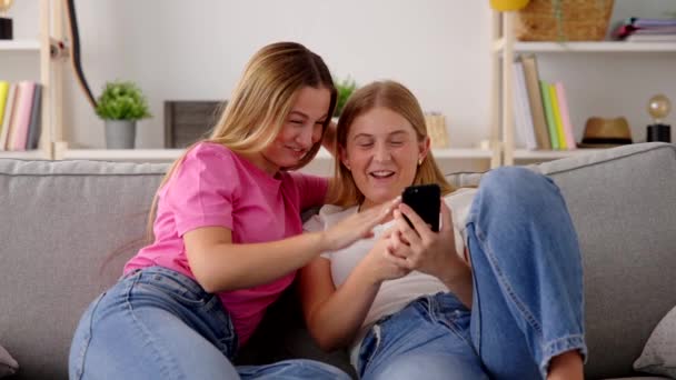Dwie Młode Kobiety Korzystające Aplikacji Randkowej Przez Telefon Przyjaciele Korzystający — Wideo stockowe