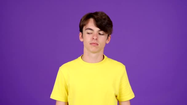 Хлопчик Підліток Пахне Пахвою Огидним Обличчям Поганий Запах Підліткові Проблеми — стокове відео