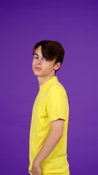 Portrét Sebevědomý Teenager Chlapec Dívá Kameru Usmívá Izolované Fialovém Pozadí — Stock video